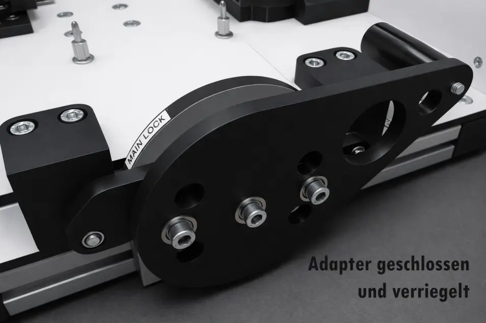 Selbstarretierender Hebelmechanismus eines PCB-Prüfstandes im geschlossenen Zustand