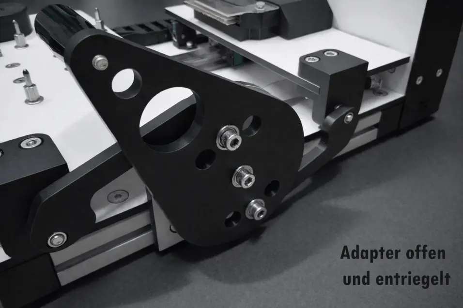 Selbstarretierender Hebelmechanismus eines PCB-Prüfstandes im offenen Zustand